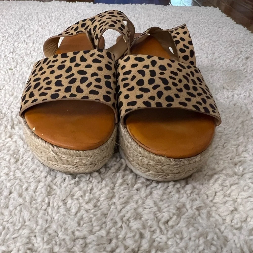 Women’s Size 8 Bamboo Leopard Print Platform Sandals